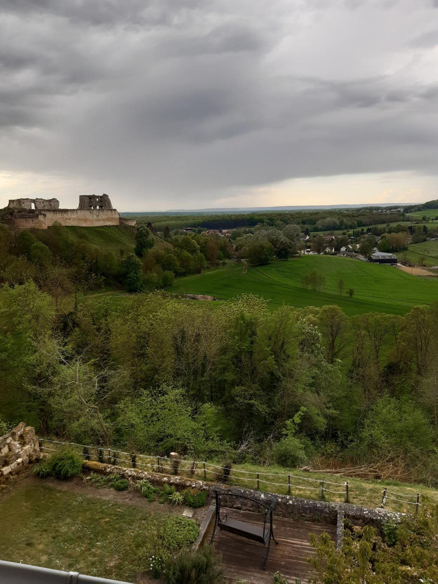 Location A Coucy Le Chateau Exterior photo